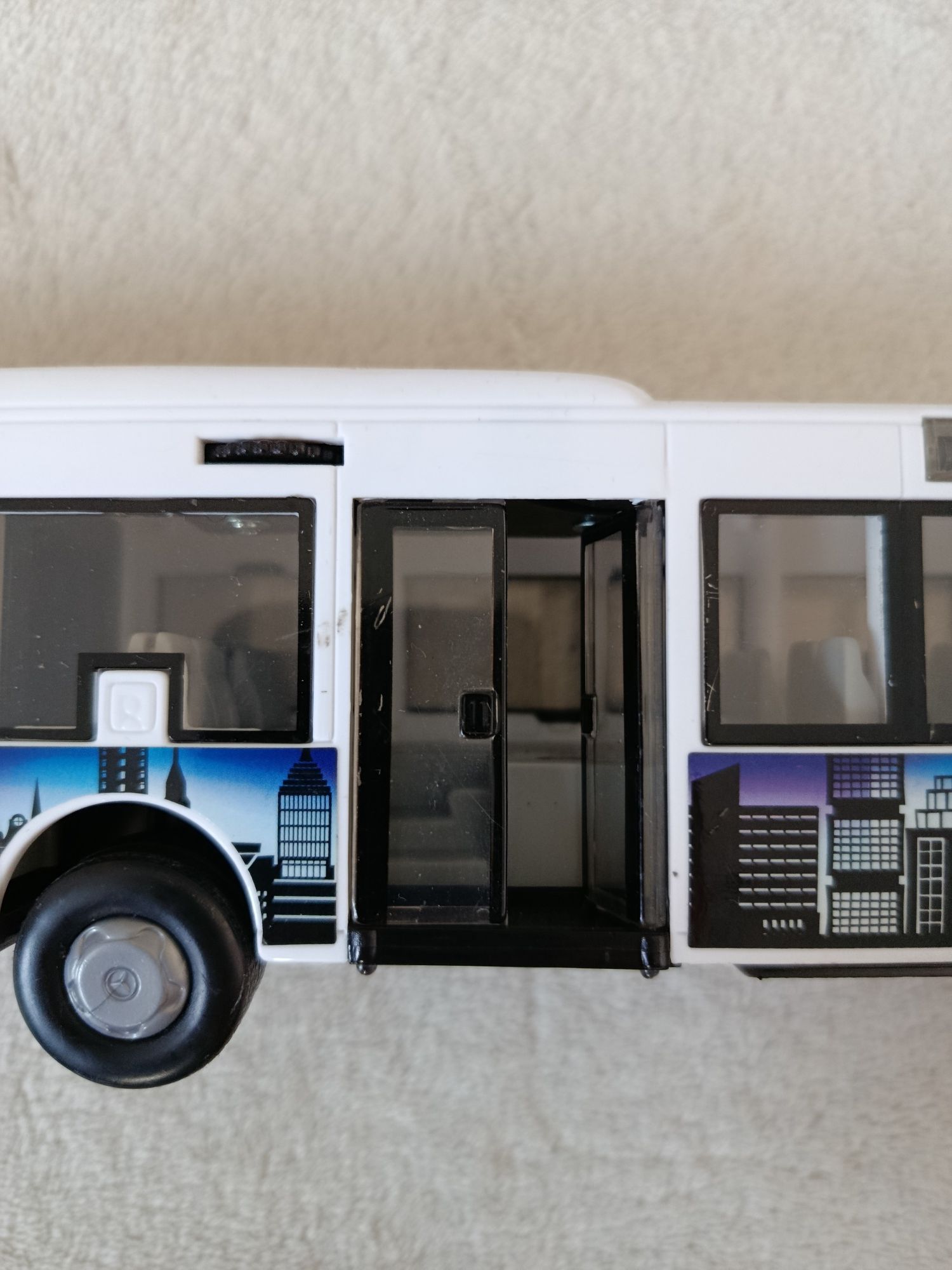 Zabawka autobus z otwieranymi drzwiami