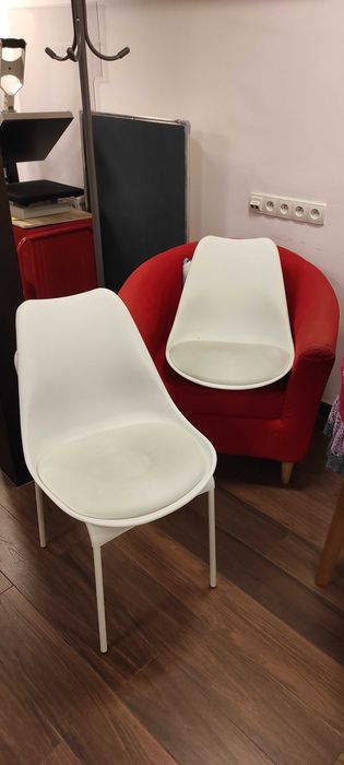 Stół okrągły biały plus cztery krzesła, używane stan dobry