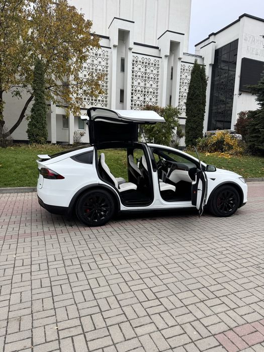 Пподам Tesla Model X