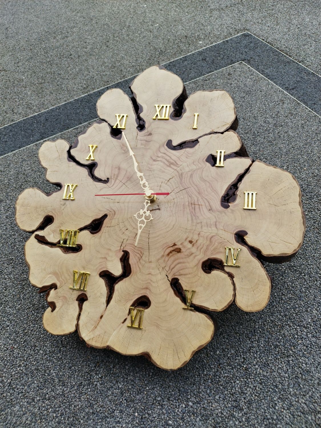 Zegar ścienny z plastra drewna
