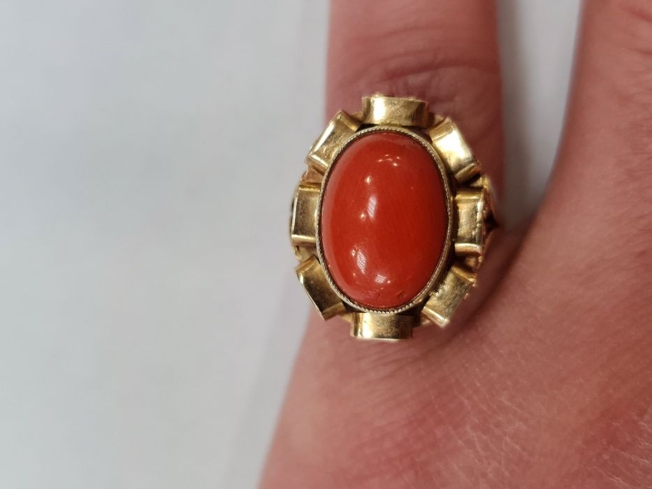 II poł. XX wieku! Złoty pierścionek/ 585/ 5.92 gram/ R16/ Koral