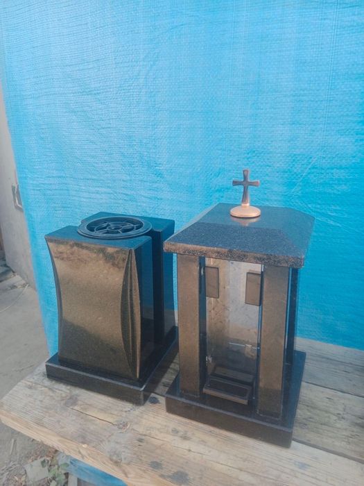 Гранітні вази, лампади