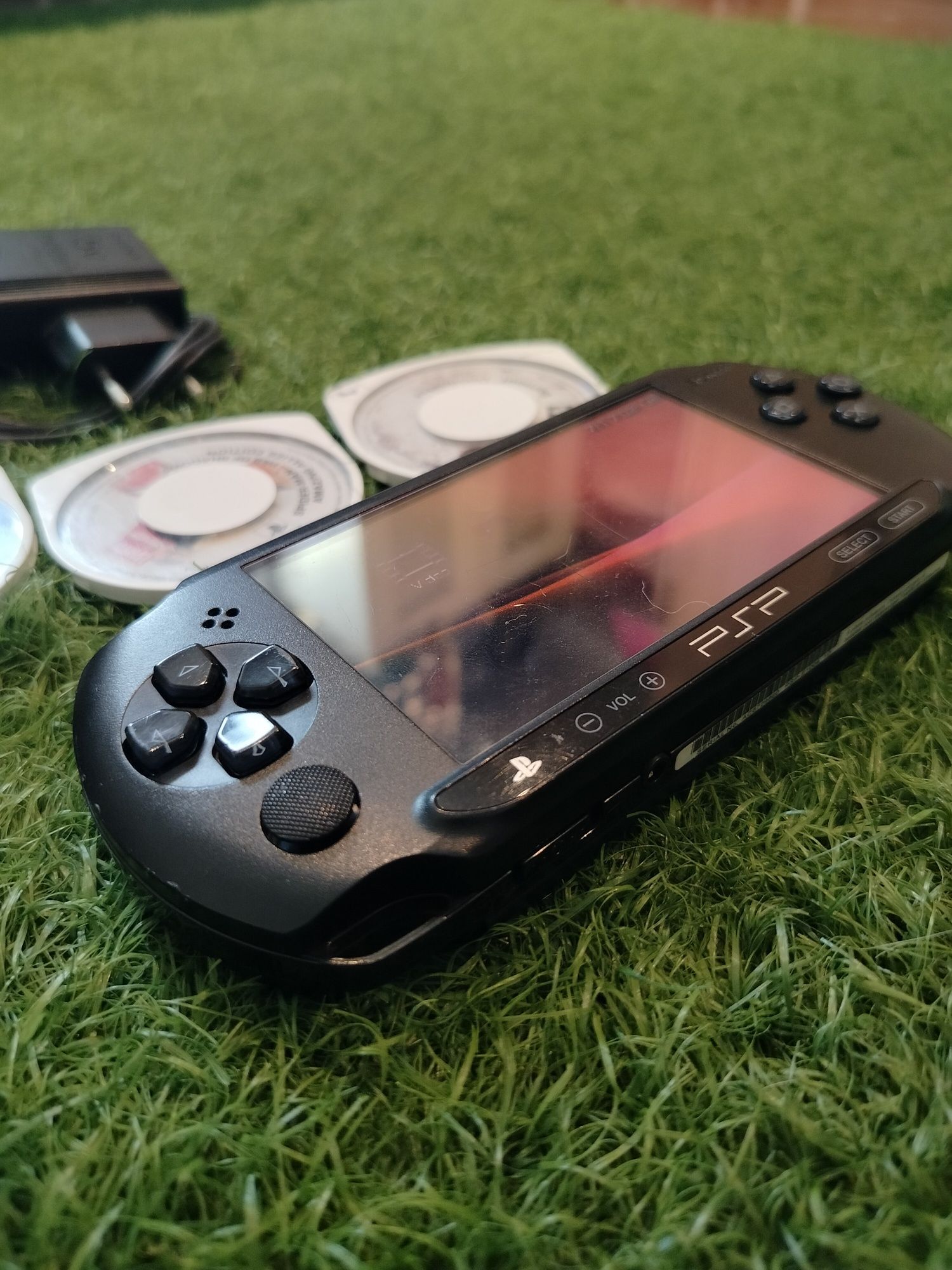 PSP E1004 com carregador original + 3 jogos