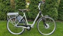 Fajny biały rower elektryczny Trek Navigator  L600+