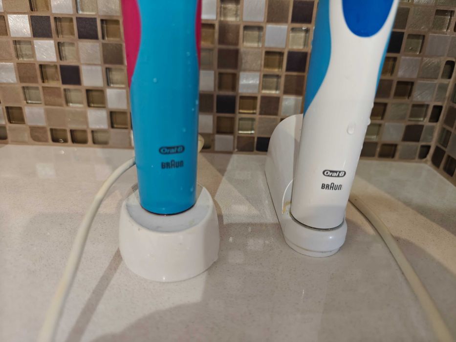 Szczoteczki elektryczne Oral b .2 sztuki komplet (dziecko+dorosły)