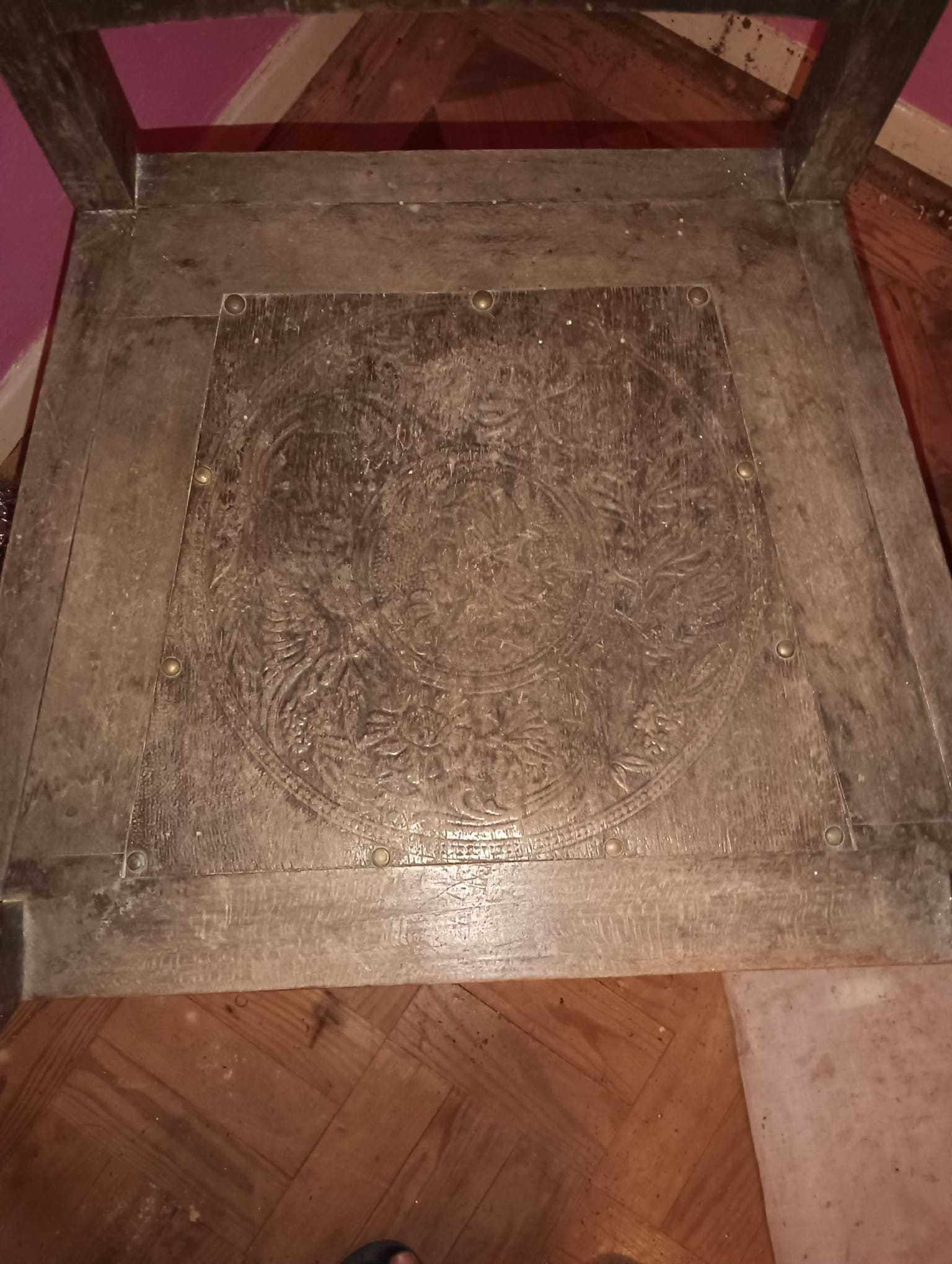 Cadeira Antiga com detalhes