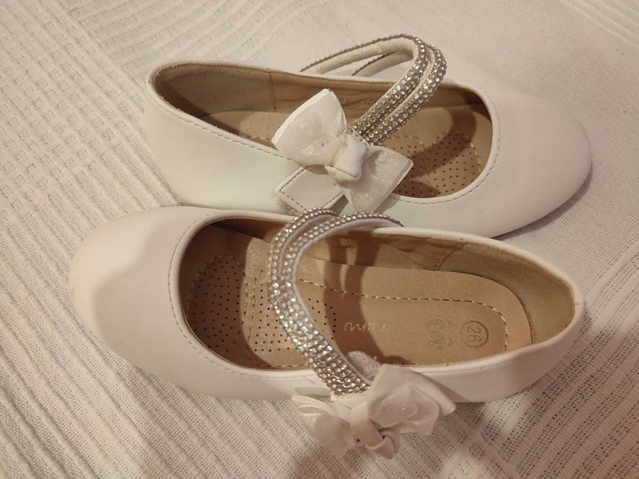 Sapatos brancos menina