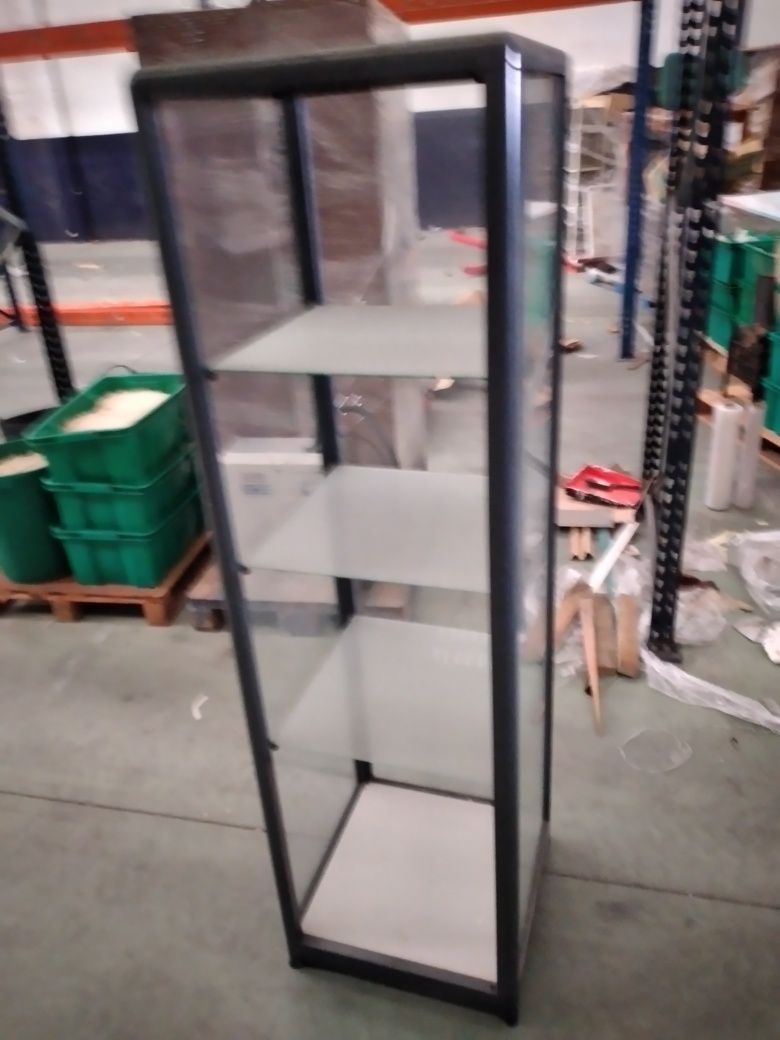 Vitrine em coluna sem porta