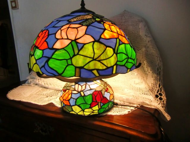Lampa Tiffany dekoracyjna witrażowa , kwiaty kaczeńce , ważki