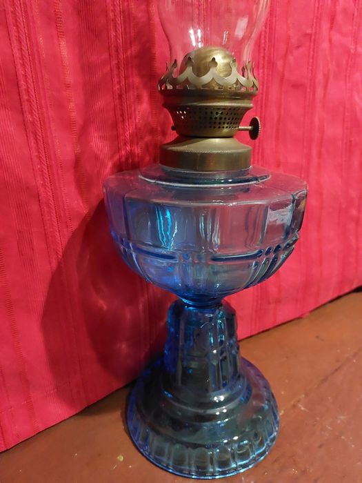 Candeeiro a petróleo em vidro azul original 

Altura - 50cm
Diâm