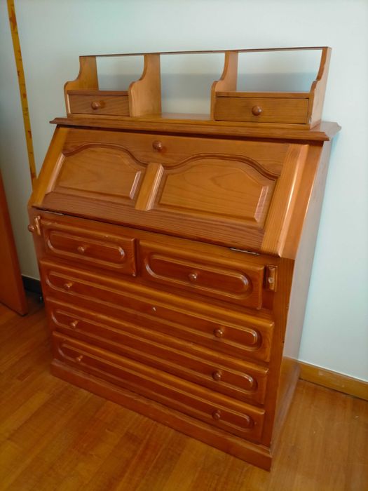 Escrivaninha com 5 gavetas em ótimo estado