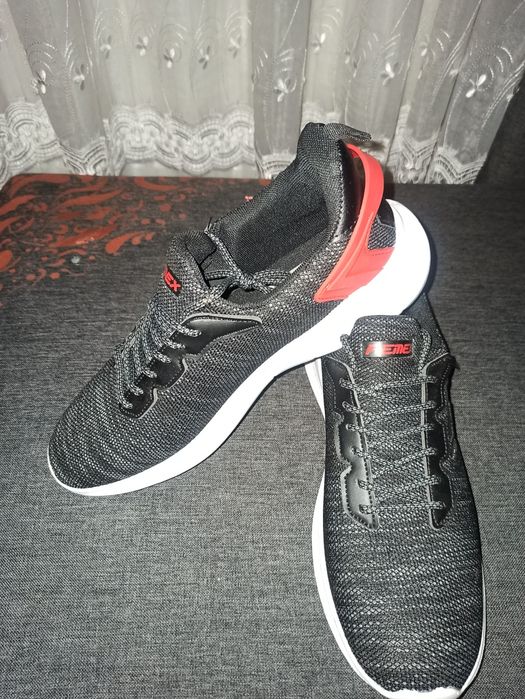 Чоловічі кросівки нові 43-44р.
Питання за телефоном.