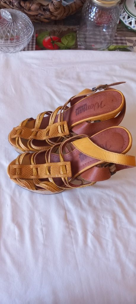 Sandália com tacão alto, tamanho 38 da Seaside 8€ 
Entrega