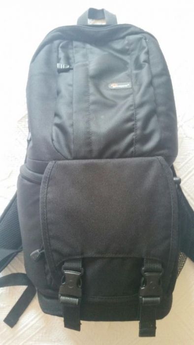 Mochila preta Lowepro 100 para máquina fotográfica, como nova!