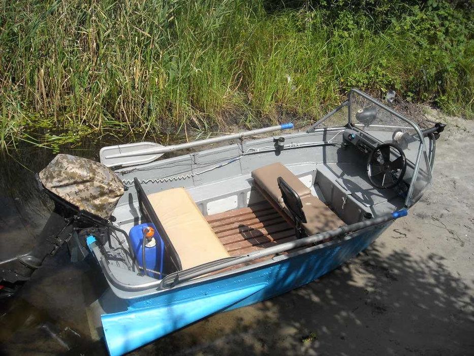 Човен алюмінієвий з  двигуном .