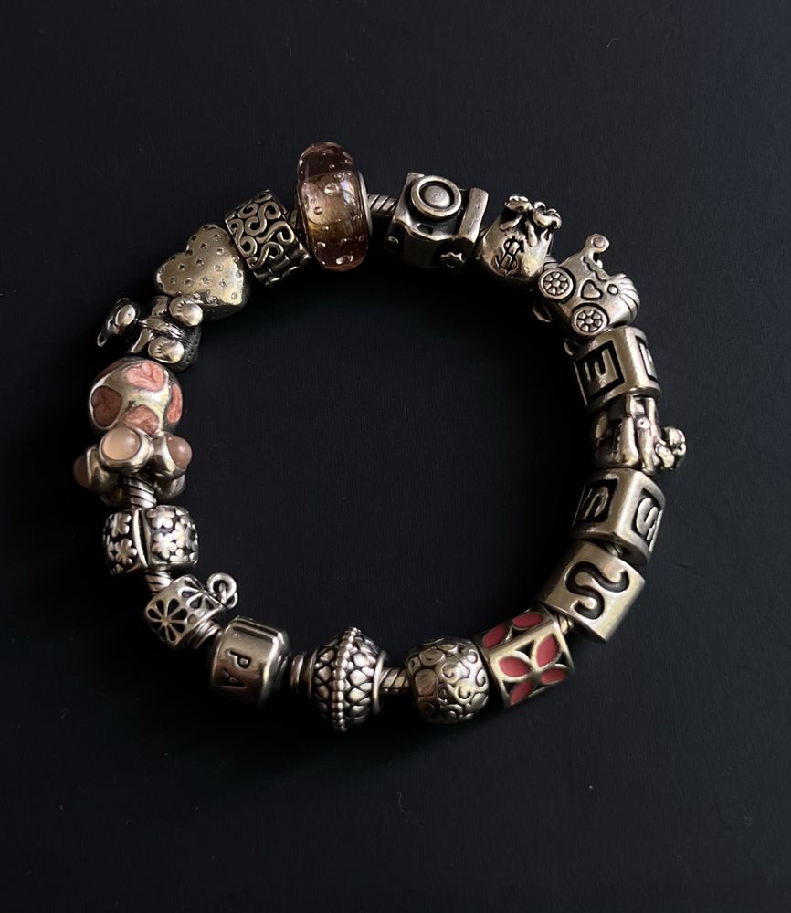 Pulseira Pandora com 18 charms (completa)