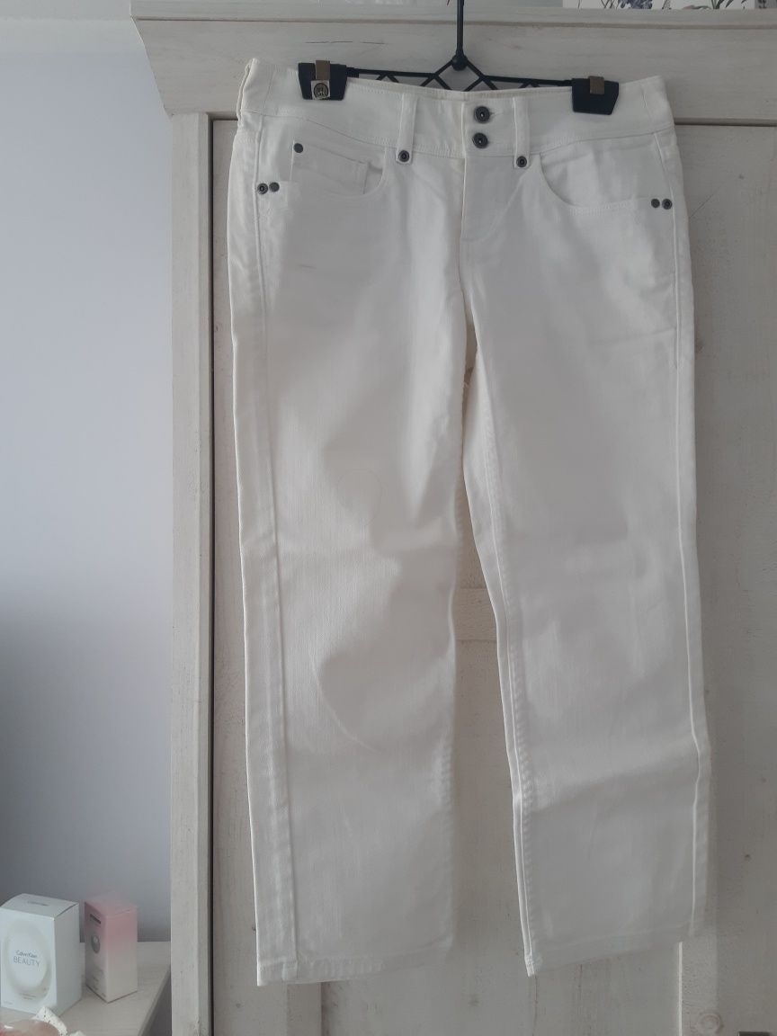 Spodnie damskie jeansowe białe za kolana