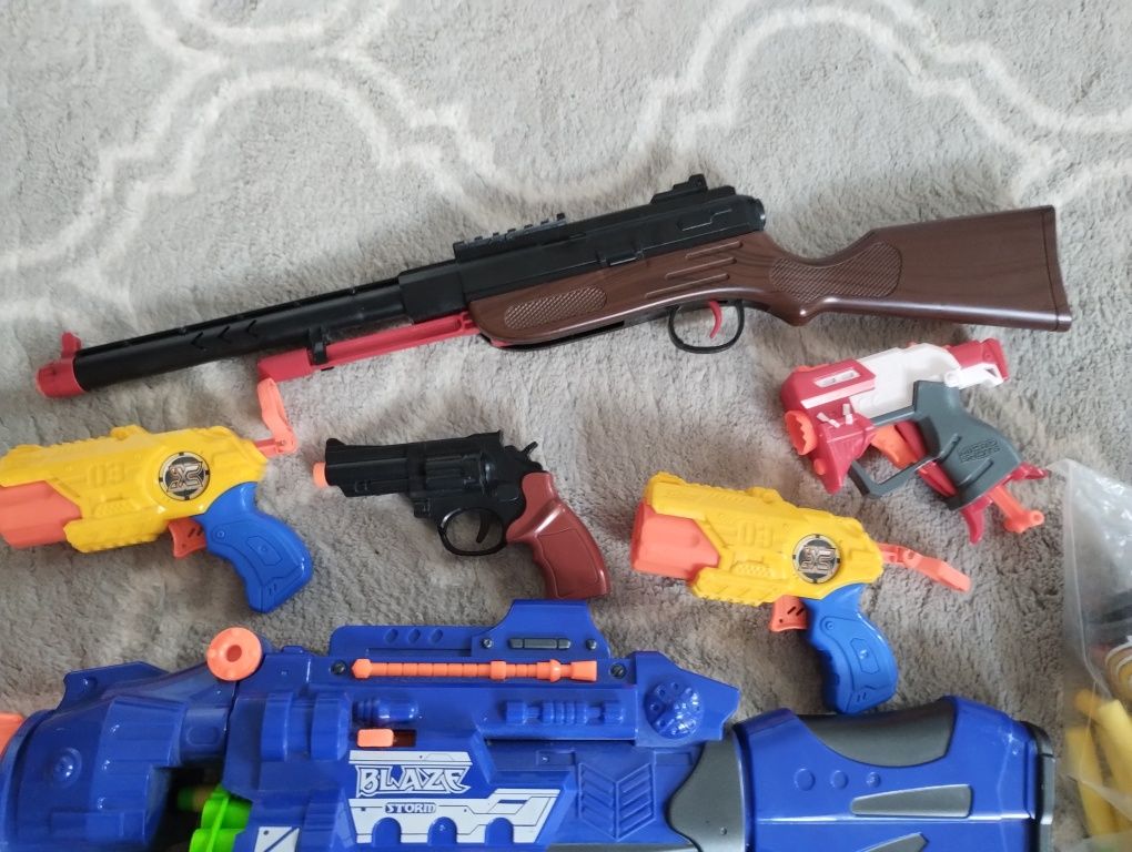 Mega zestaw pistoletów Nerf plus maski plus worek strzałek