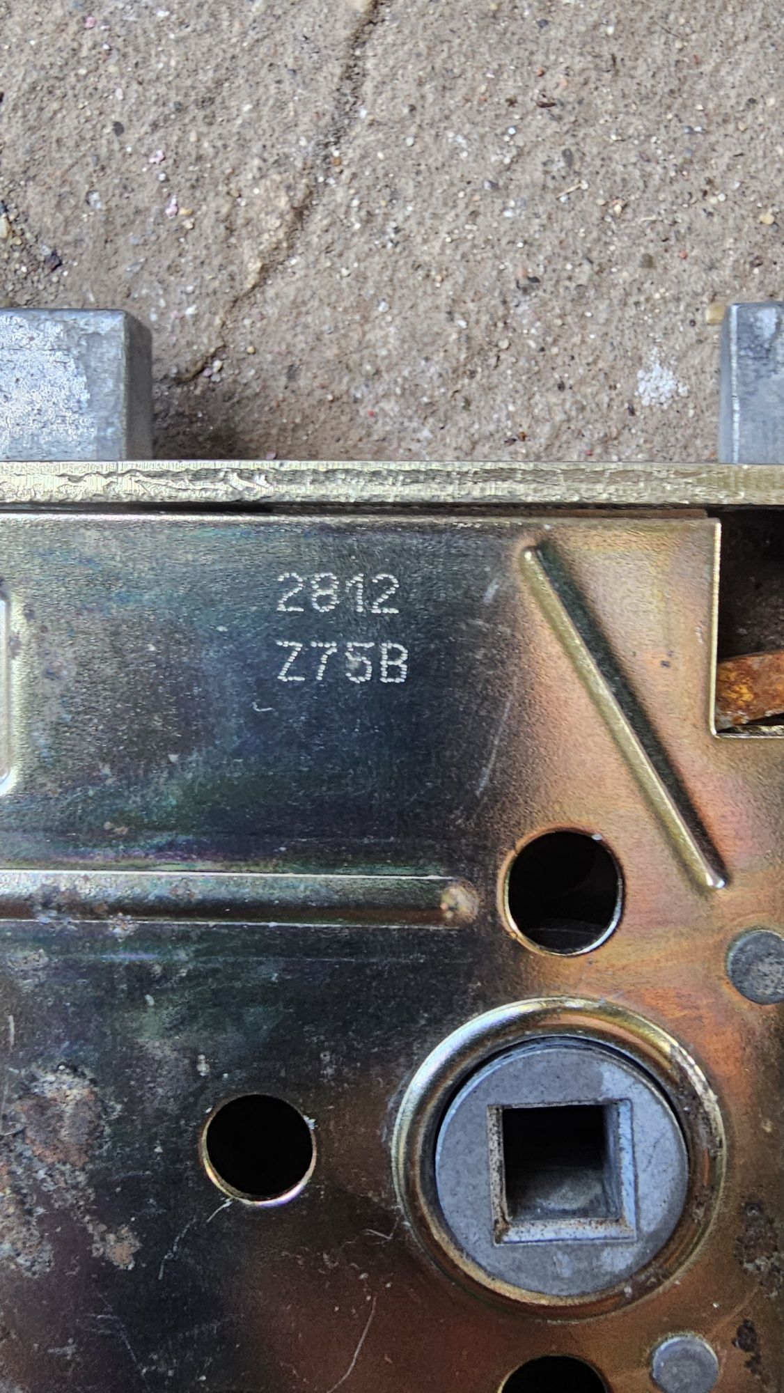 Zamek do drzwi wpuszczany Lob Z75B