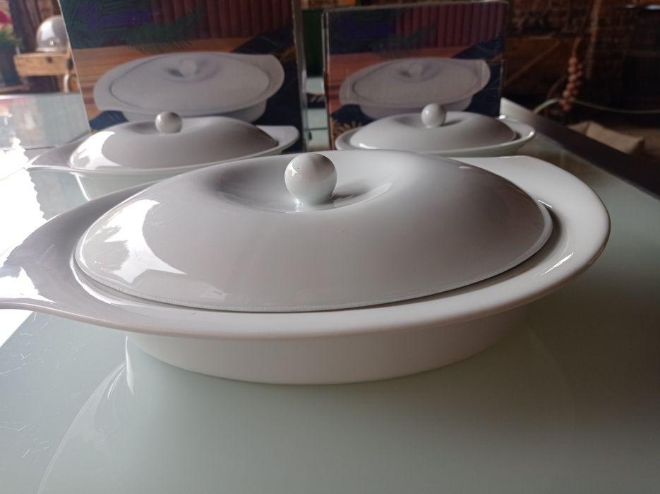 Salaterka z pokrywką 25 cm biała porcelana