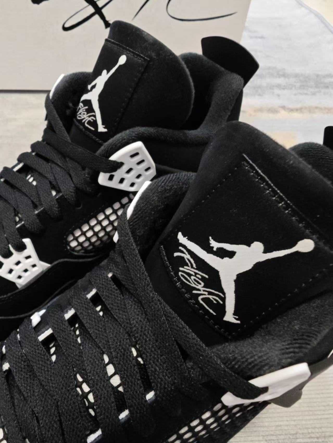 Buty JordanAirJordan4Retro White Thunder sportowe rozmiar. 45
