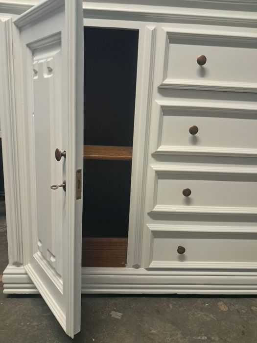 Móvel em madeira branco em excelente estado