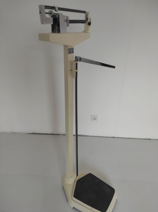 Balança de consultório em ferro monocromada em branco como nova