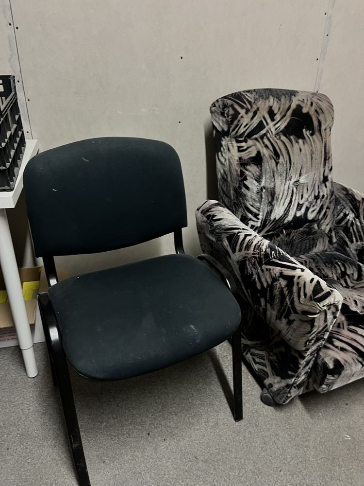 Komplet: biurko, krzesła, sofa – używane, tanio, Janki!