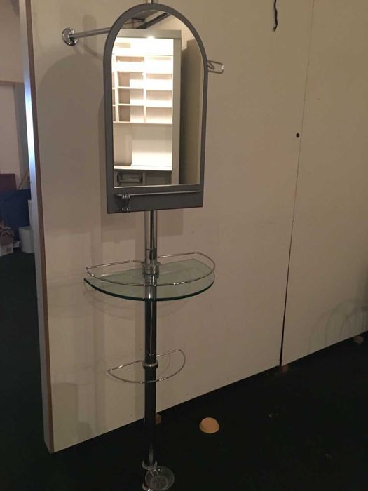 зеркало на підставці