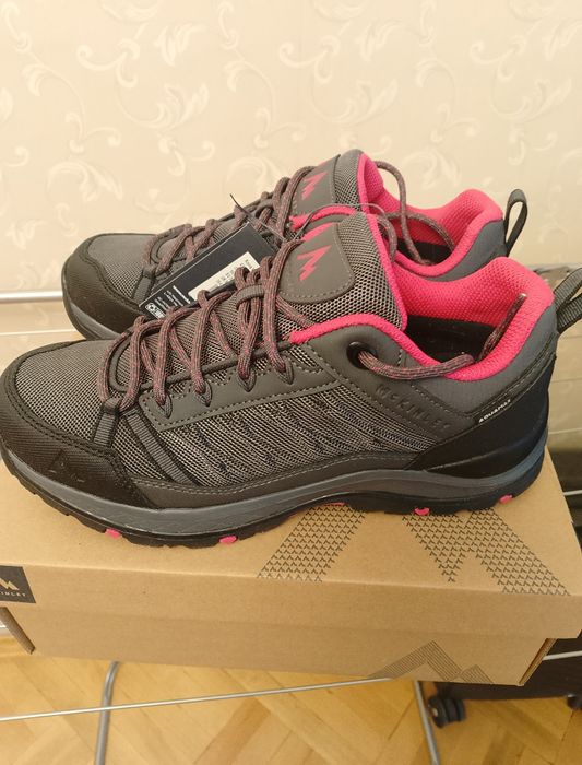 Жіночі нові кросівки 38 розмір