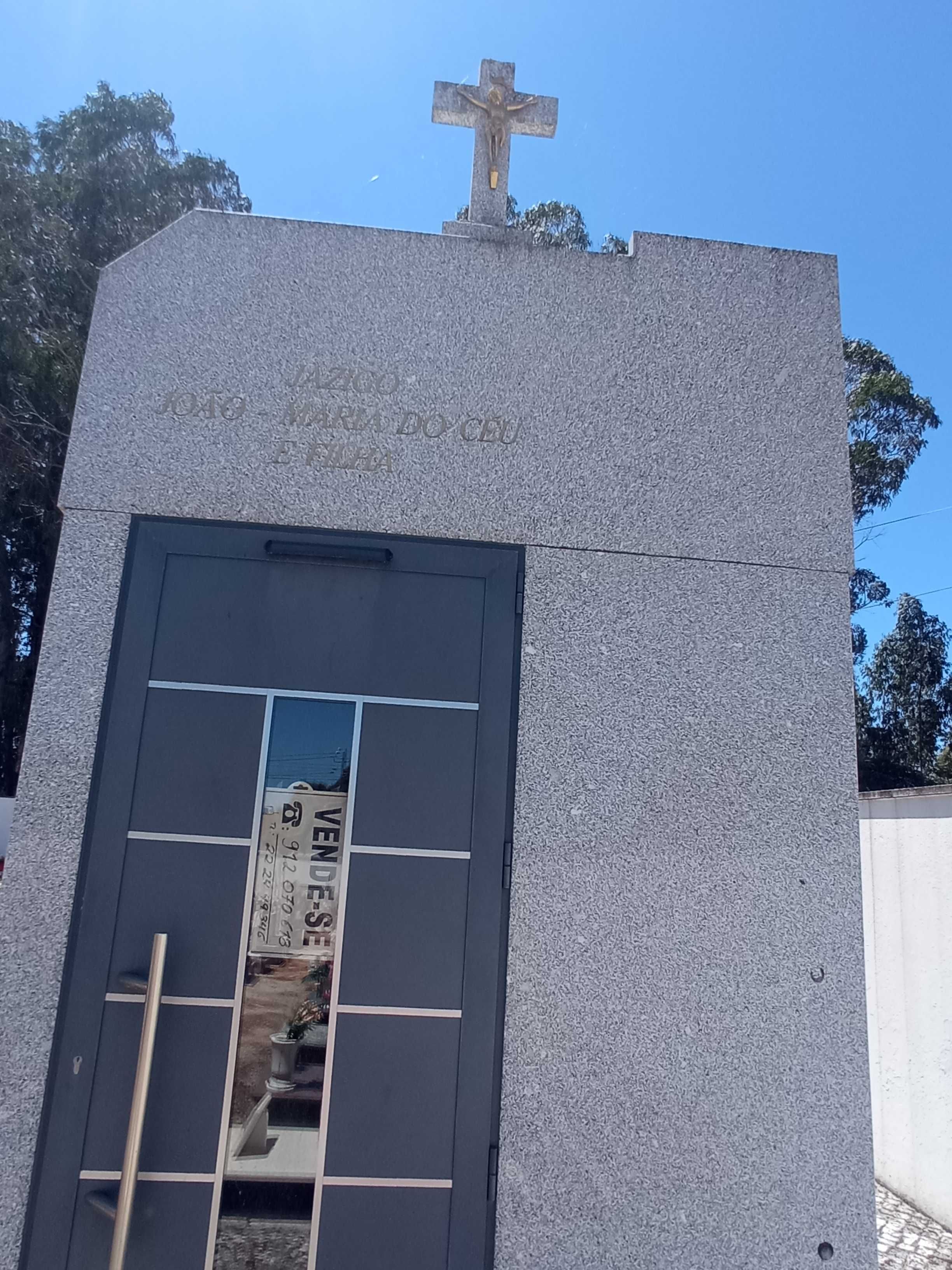 Vende-se capela em boleiros