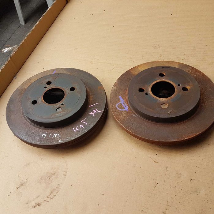 osłona błotna kotwiczna piasta abs tarcze hamulcowe klocki yaris 06-21