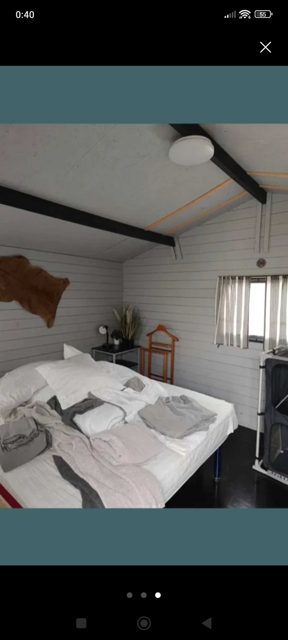 Um container/contentor e uma casinha/casota de madeira na venda
