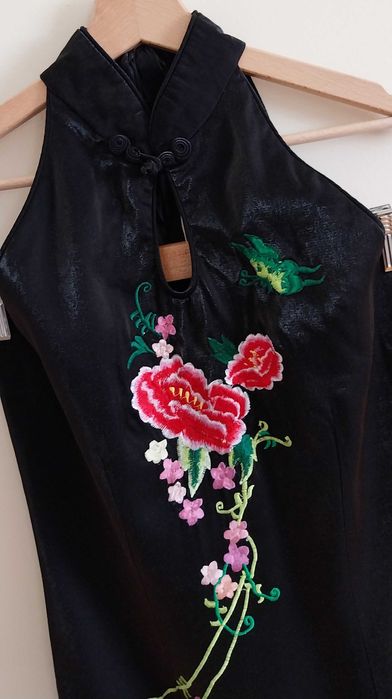 Sukienka w stylu azjatyckim haftowane kwiaty etui maxi długa XS/34