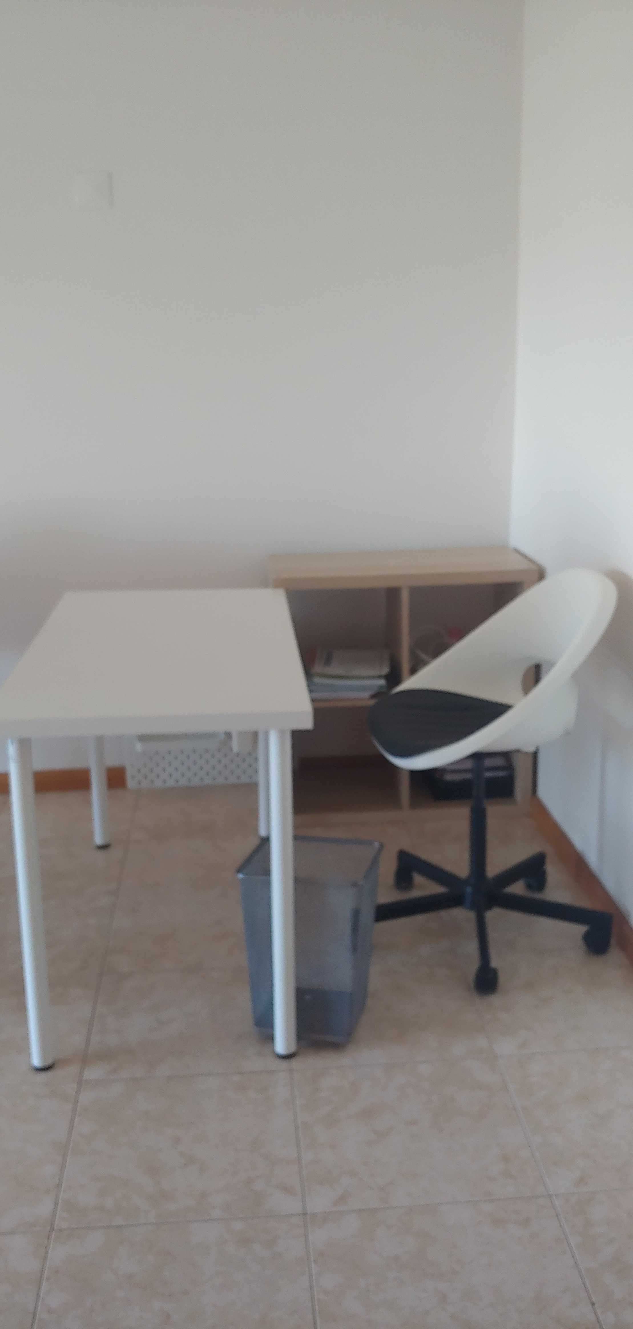 Mesa + cadeira ergonómica + quadro organizador + lixeira metálica