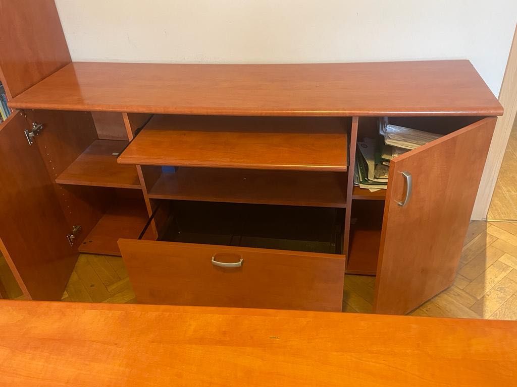 Szafka konsola biurowa z metalowymi uchwytami i szufladą