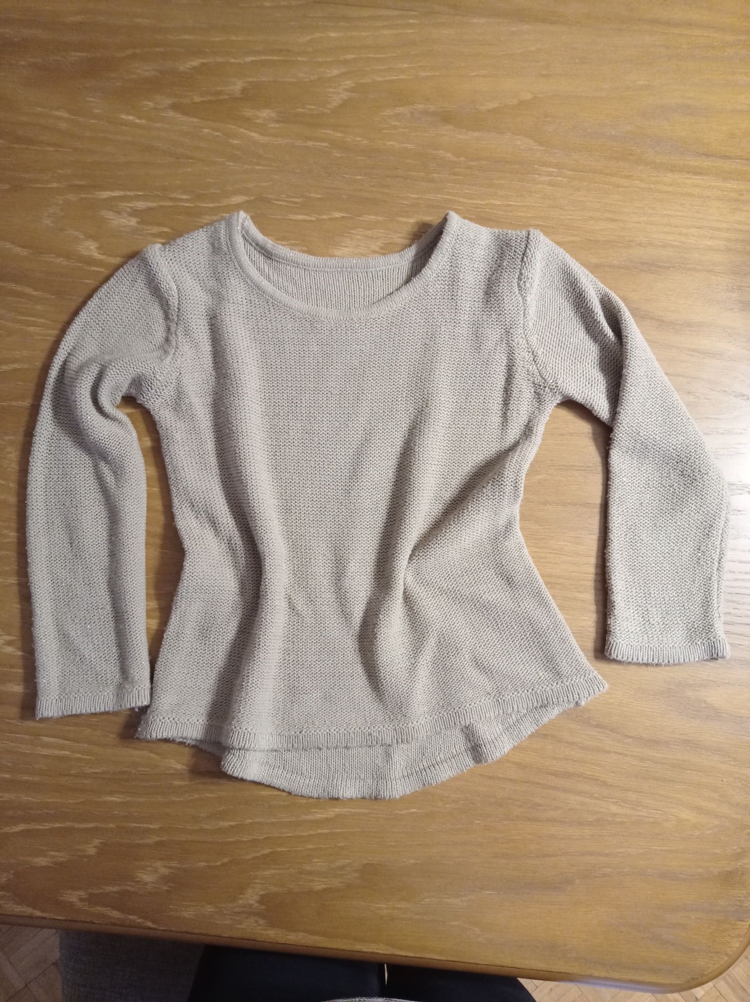 Beżowy sweter ze złotą nitką