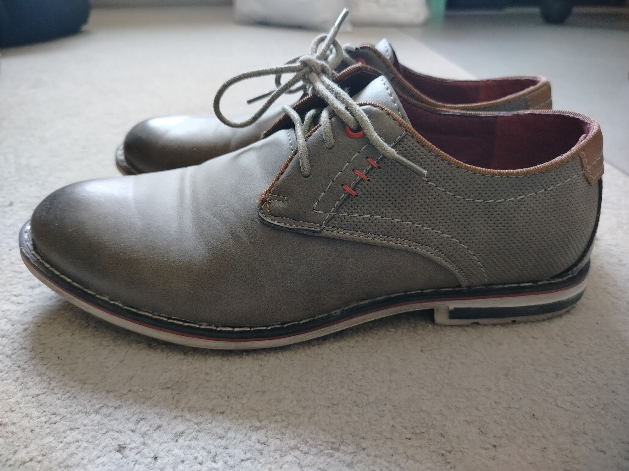 Eleganckie buty chłopięce