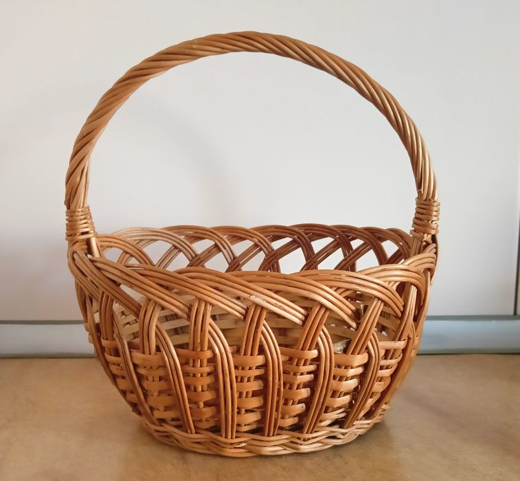 Mały wiklinowy koszyczek