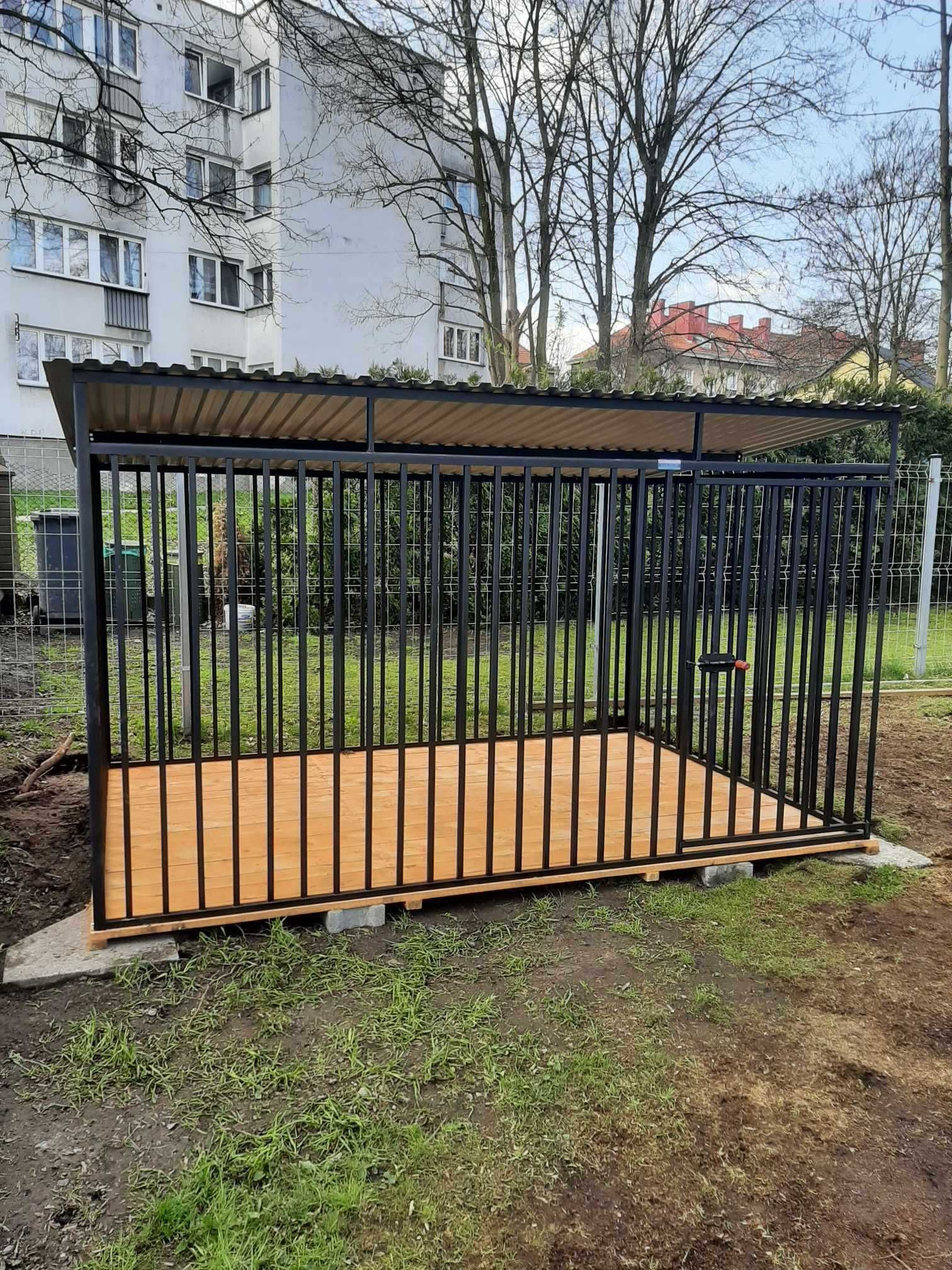 Garaż Blaszany na każdy wymiar. Wiaty śmietnikowe. Obudowy na kosze