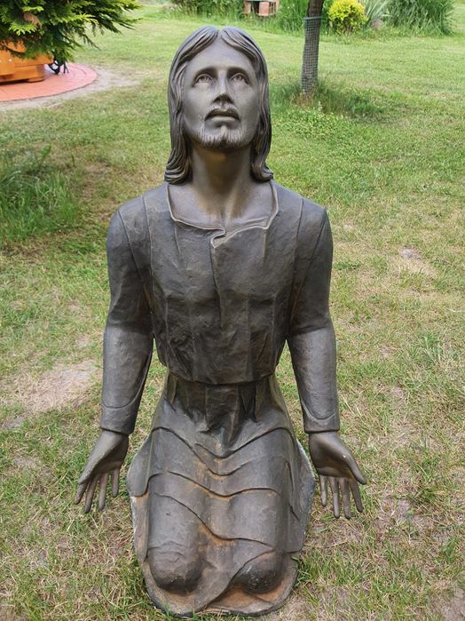 Posąg, figura Jezusa wykonana z mosiądzu.
