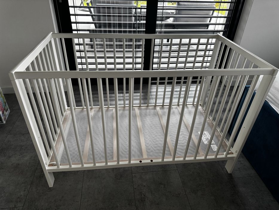 Łóżeczko dzieciece ze szczebelkami