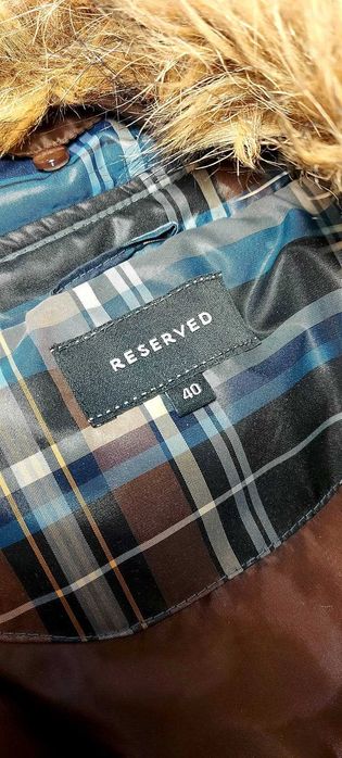 Kurtka Reserved w niebiesko-brązową krateczkę.