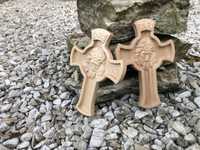 Krzyż drewniany, płaskorzeźba