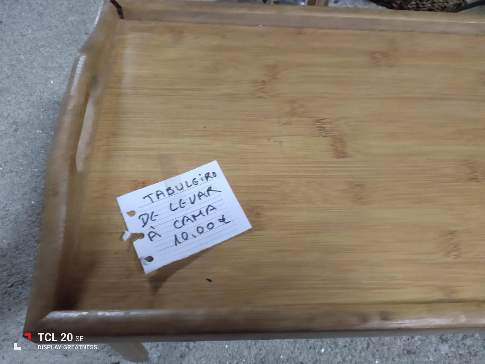 Tabuleiro em madeira para cama ou sofá