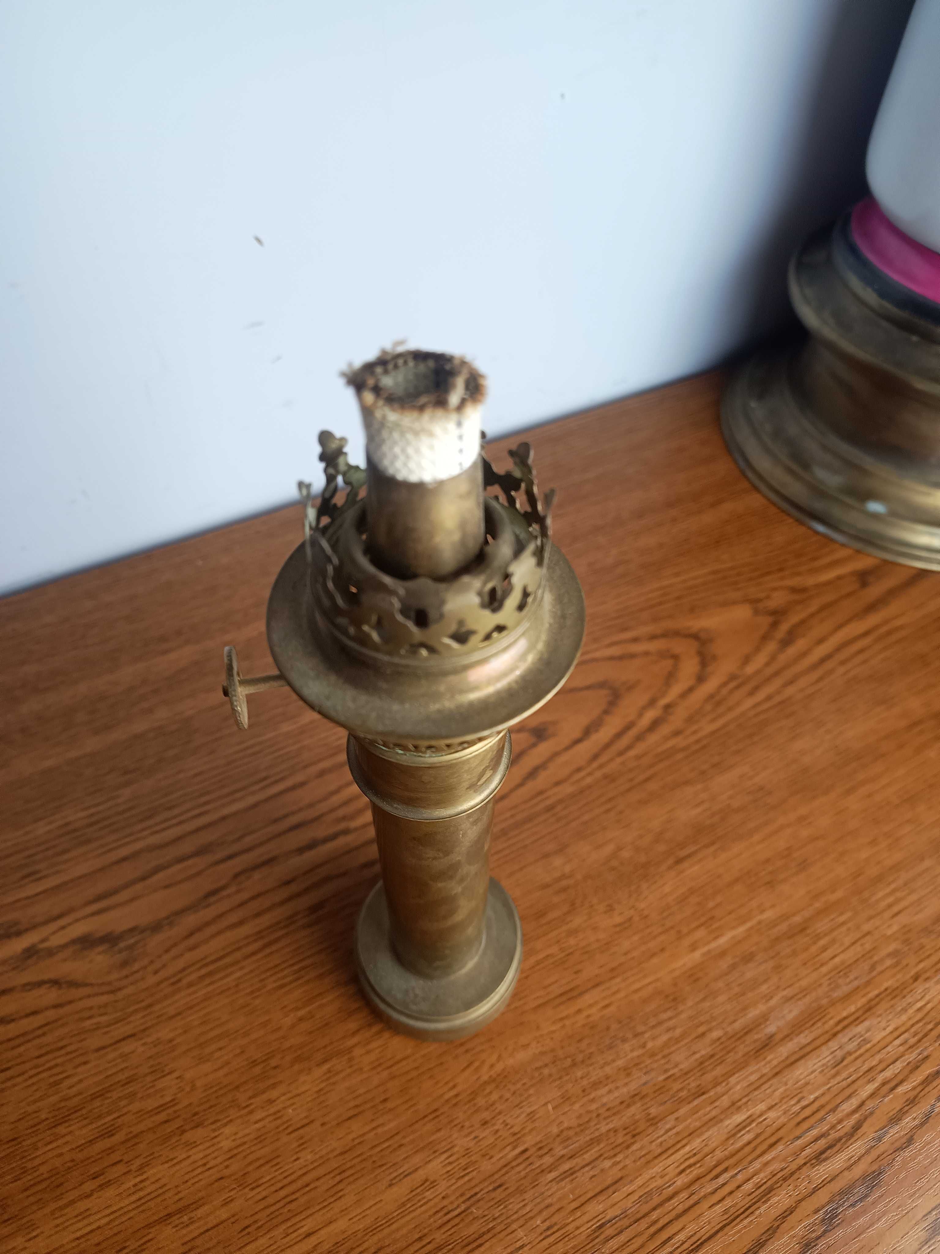 Stara mosiężna lampa naftowa