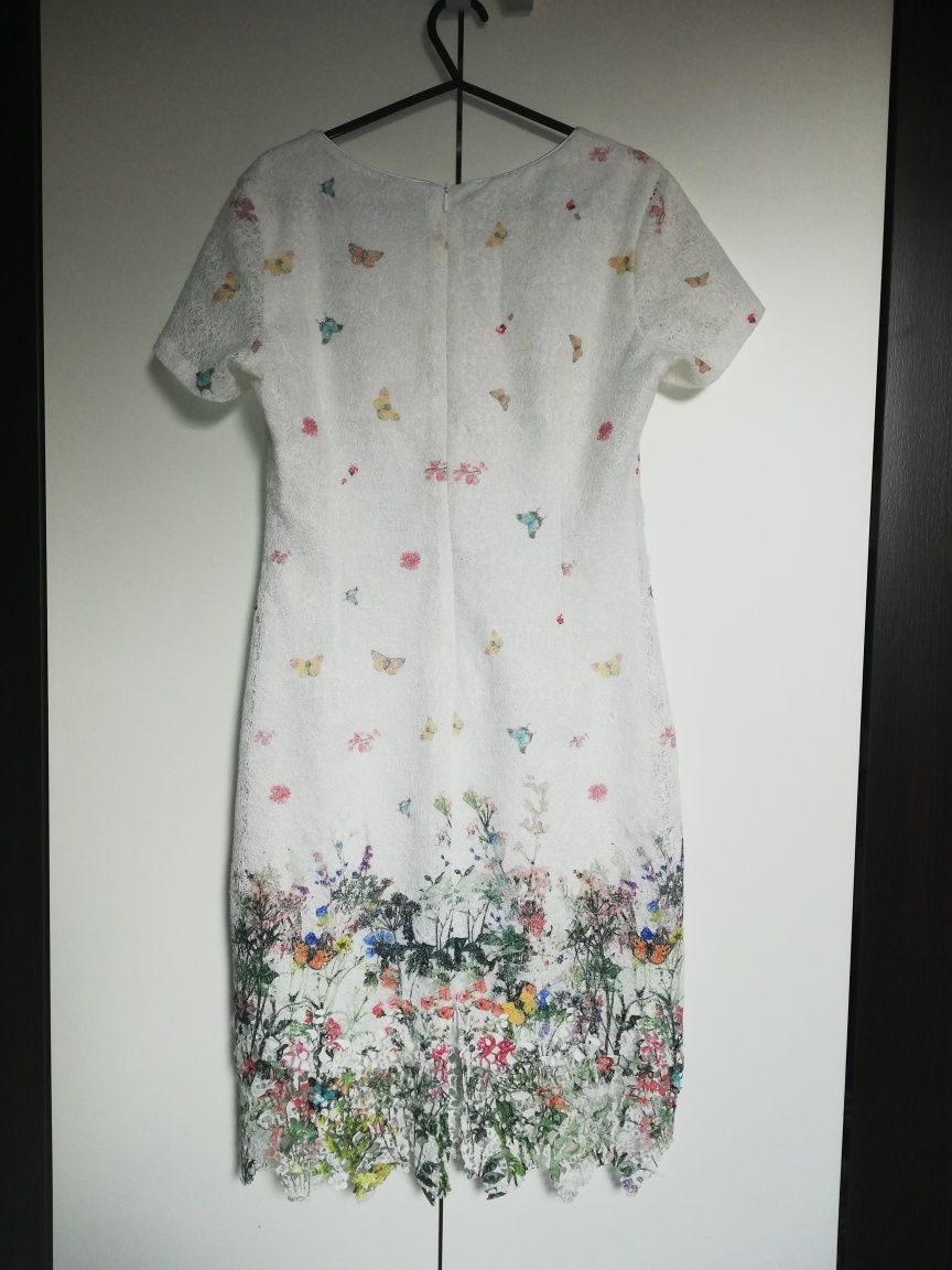 Kremowa sukienka z krótkim rękawem koronka kwiaty, motyle, rozporek
