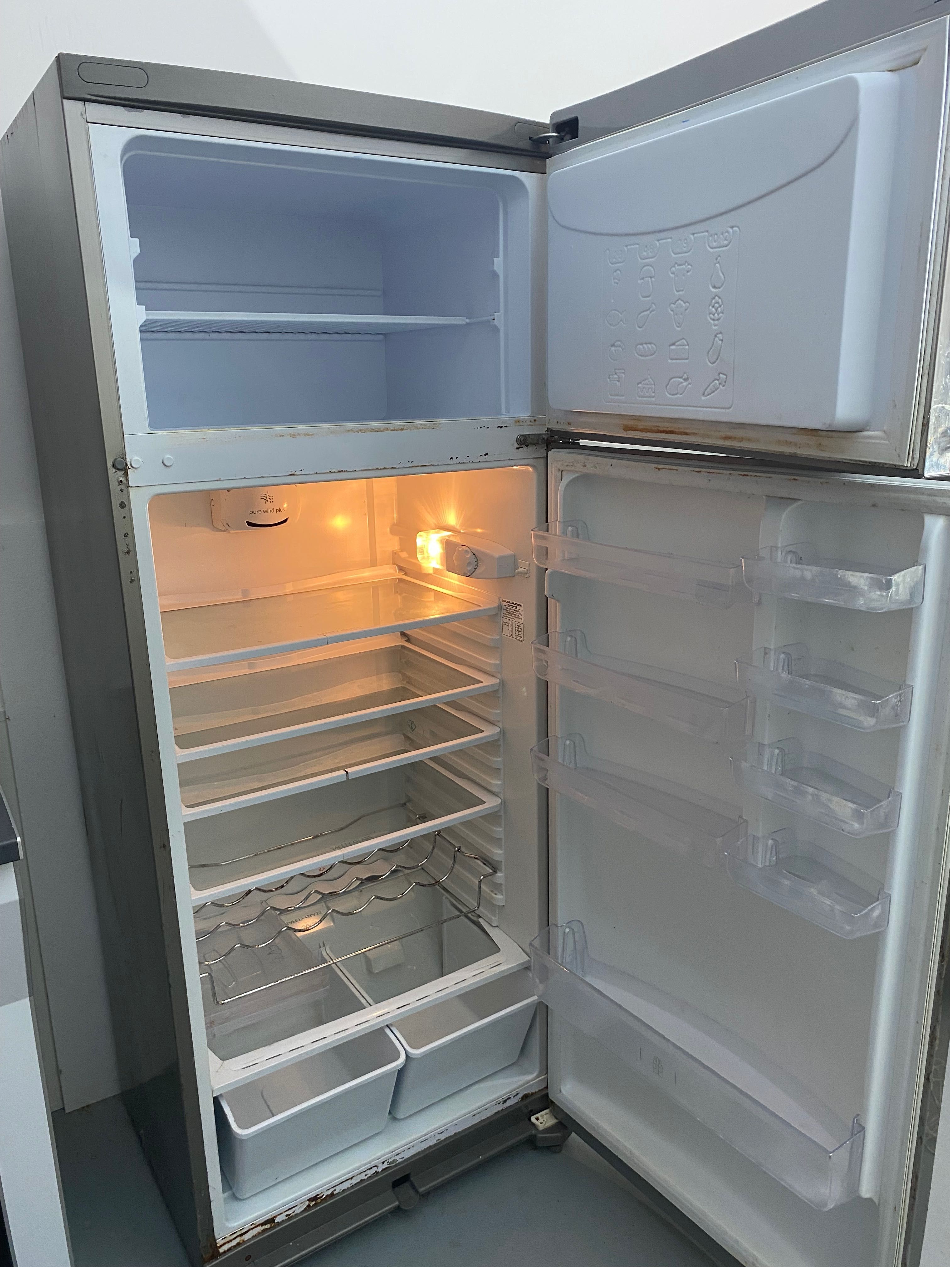 Frigorífico Hotpoint 300 + 90 litros