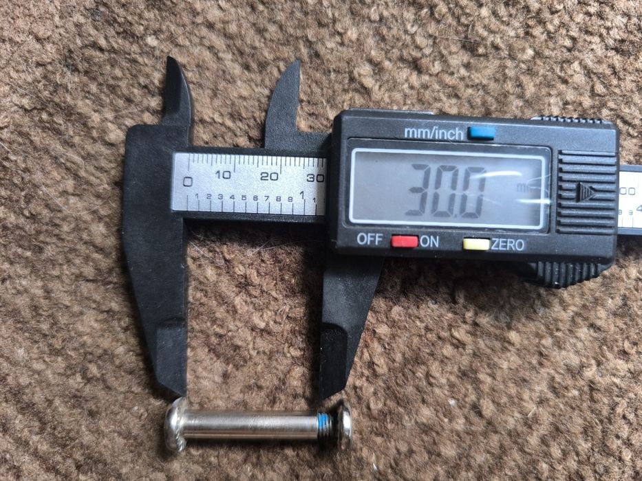 Ось с болтом  в для роликов , самокатов диаметр 6-мм длина разная