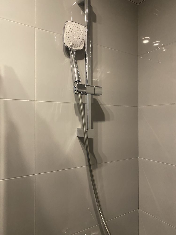 Prysznic z brodzikiem+bateria  90x90